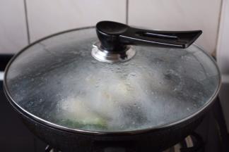 大火煮开后还需要将浮末撇去，盖上锅盖儿，改小火炖1个小时左右。