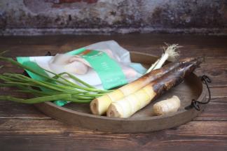 准备食材：春笋、太阳谷鸡腿、小香葱、葱姜。