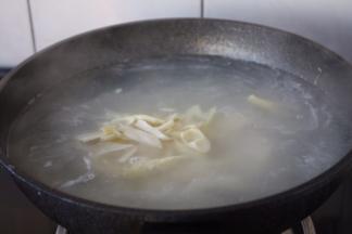 大火煮开，小火炖30分钟。