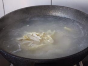 大火煮开，小火炖30分钟。