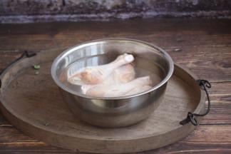 将鸡腿在清水里浸泡30分钟，然后清洗干净。