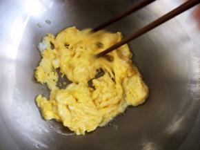 油热，加入鸡蛋液，快速打散，呈蛋花块，关火出锅。