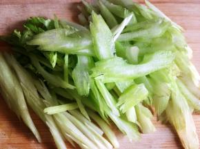 芹菜切斜刀片备用。