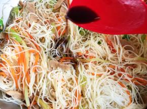 下入米粉用筷子打散，与蔬菜炒匀，加入生抽调色提鲜。