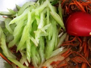 再下入芹菜丝一起煸炒均匀。