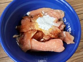 里脊肉切薄片，加料抓匀腌制十分。