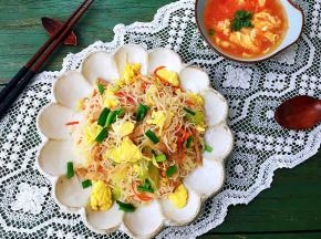 米粉这样炒，有菜有肉还有蛋，营养丰富口感特别好，再搭配一碗番茄鸡蛋汤，早餐这样做，又快孩子又喜欢，每次吃一盘。