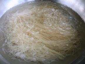 水开后加入米粉，关火浸泡三五分钟，捞出。