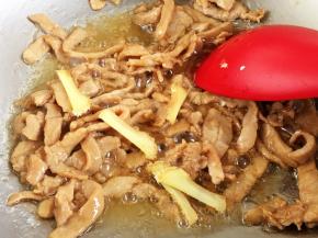 另起油锅，小火滑散肉丝，下入姜片炒至肉丝变色。