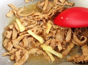另起油锅，小火滑散肉丝，下入姜片炒至肉丝变色。