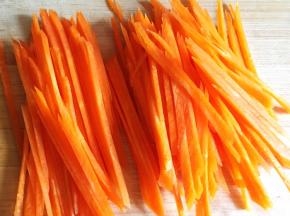 胡萝卜切丝备用。