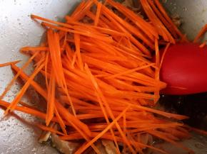 加入胡萝卜丝翻炒片刻。