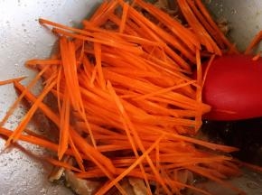 加入胡萝卜丝翻炒片刻。