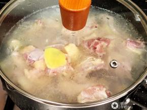 加盖，大火烧开后马上将火调至最小火