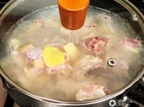 加盖，大火烧开后马上将火调至最小火