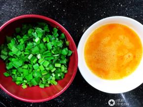 韭菜切碎，鸡蛋打散，用一点点开水把适量的盐和鸡精融化后加到蛋液中拌匀。