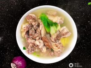 汤碗盛上鸡块丝瓜和汤即可！