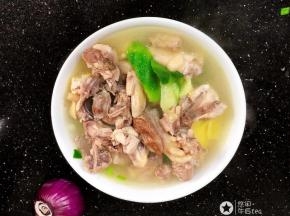 汤碗盛上鸡块丝瓜和汤即可！