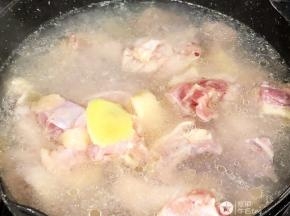 锅中的水大火烧开，放入姜片和鸡块