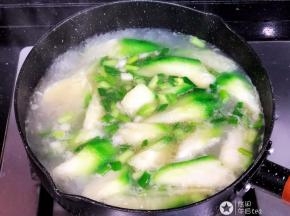 大火煮开，加入葱花即可