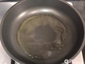 锅中倒入少许油
