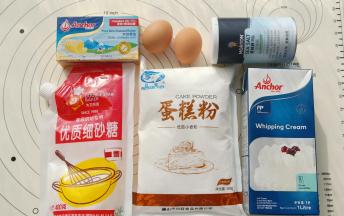 准备材料，黄油提前室温软化。鸡蛋打散备用。酥皮材料混合均匀装袋，搓成圆柱形放冰箱冷冻备用。