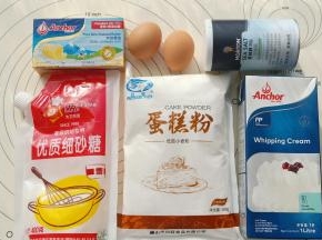 准备材料，黄油提前室温软化。鸡蛋打散备用。酥皮材料混合均匀装袋，搓成圆柱形放冰箱冷冻备用。