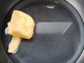 黄油，细砂糖，海盐，水放入小锅中中小火加热。