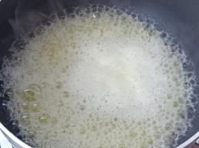 黄油全部融化后，表面出现小泡泡的时候调小火。