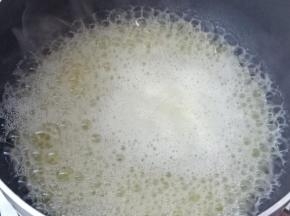 黄油全部融化后，表面出现小泡泡的时候调小火。