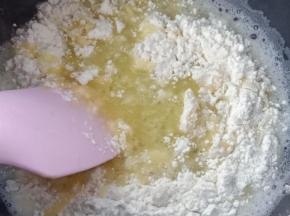 一次性加入筛好的低粉。
