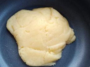 用刮刀搅拌成光滑的面团。