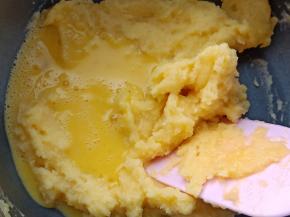 待面团温度50度左右，加入一部分的蛋液，用刮刀搅拌均匀。