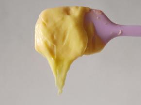 搅拌均匀后再加入下一次的蛋液，蛋液要分次加，开始可以一次多加一点，加到最后的时候要一点点加，直到提起刮刀面糊呈倒三角形就可以了。