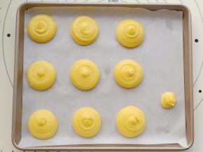 把面糊装入裱花袋，挤在阳晨12寸浅烤盘上。