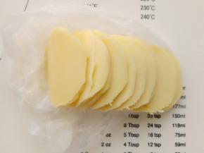 把冻好的酥皮部分拿出来切片。