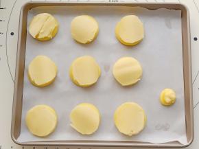 把酥皮片放在挤好的面糊上。