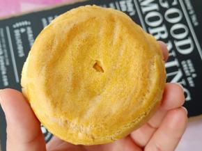 烤好出炉放凉，用筷子在底部扎个眼。