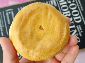 烤好出炉放凉，用筷子在底部扎个眼。