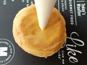 淡奶油加糖粉打发后加入奥利奥碎拌匀，挤在泡芙里就可以了。