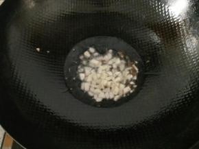 热锅凉油把蒜末和花椒麻椒放下去爆香。