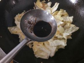 放生抽，白糖，醋调味，翻炒均匀炒到包菜断生