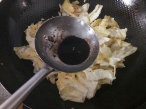 放生抽，白糖，醋调味，翻炒均匀炒到包菜断生