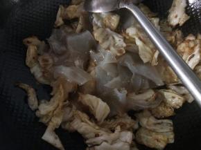 把粉皮放入继续翻炒均匀，放适量盐