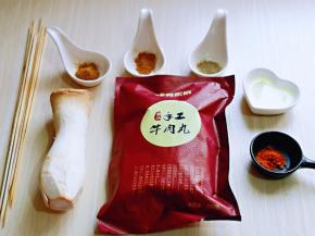 准备食材，竹签用开水烫一下。