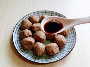 加入一勺生抽。