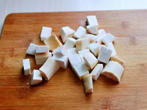 杏鲍菇洗干净切块，切的不要太小。