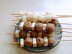 再用竹签将牛肉丸子与杏鲍菇串起来，剩下的串的一些杏鲍菇串。