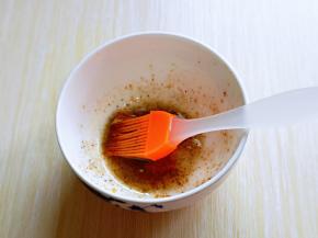 胡椒粉加入食用油，搅拌均匀。