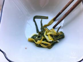 先把葱结捡出来，香葱味已融入到汤中，葱煮烂了口感不好。